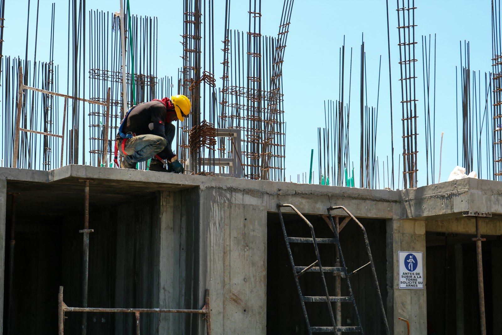 Construção de raiz · armaduras de uma moradia