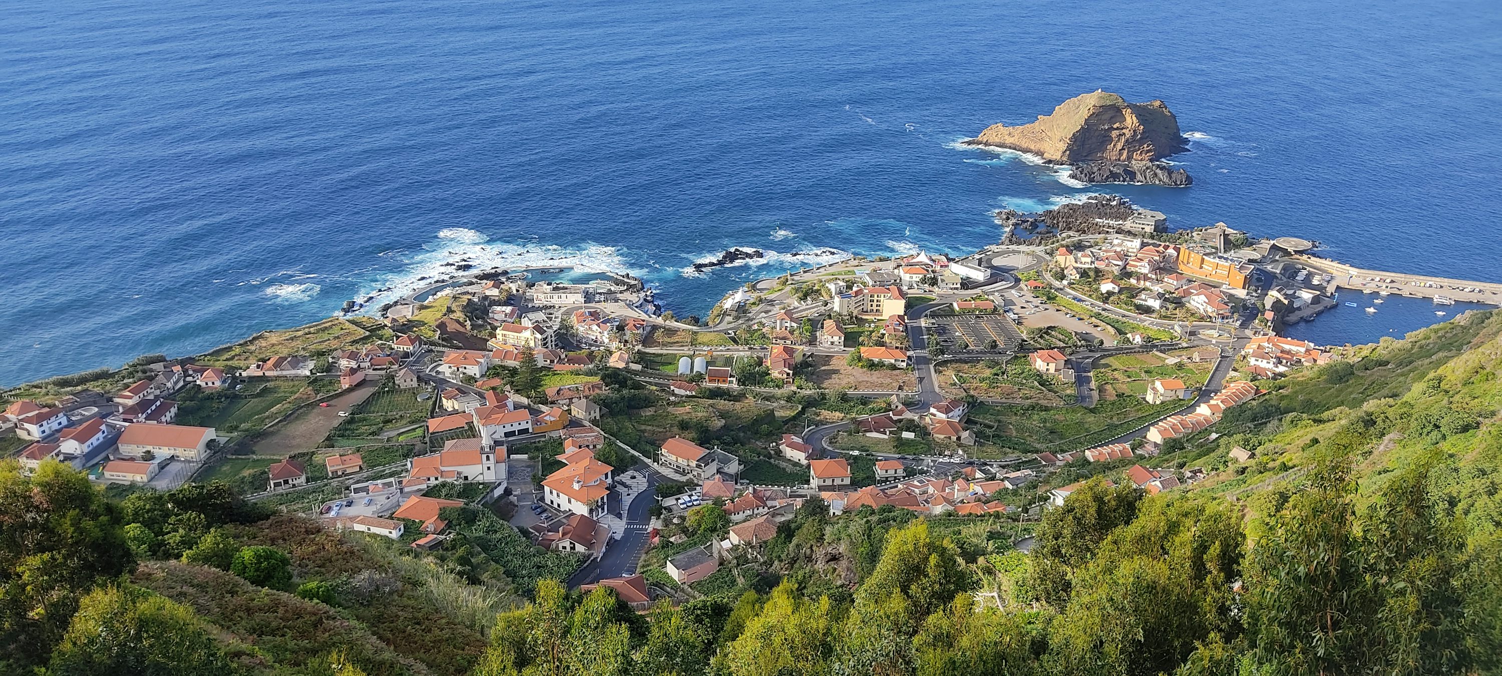 Vila costeira da Madeira vista de cima · casas, falésias e Atlântico