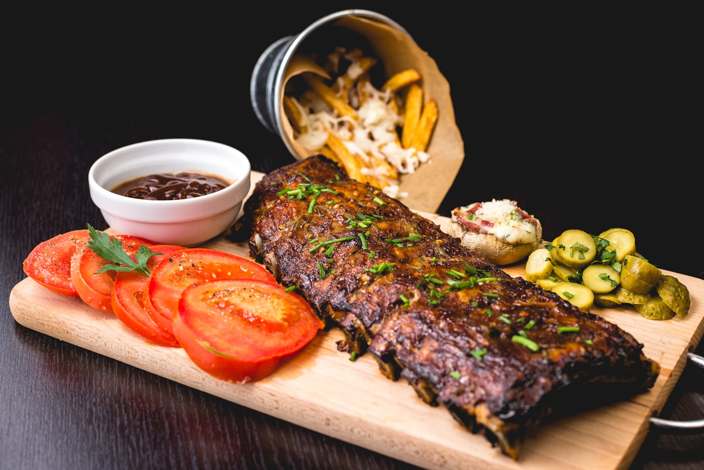Carne fatiada sobre tábua